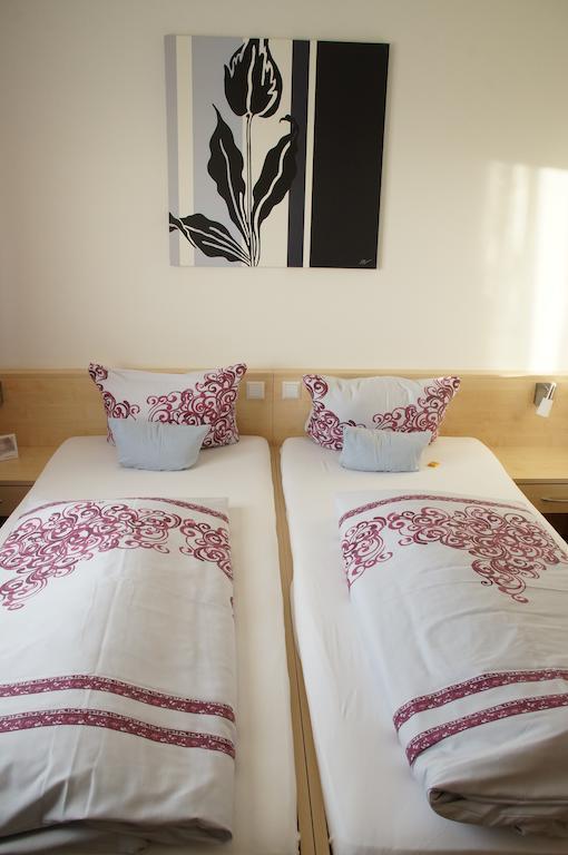 Gaestehaus Adler บีเบอราค อันแดร์ ริสส์ ภายนอก รูปภาพ
