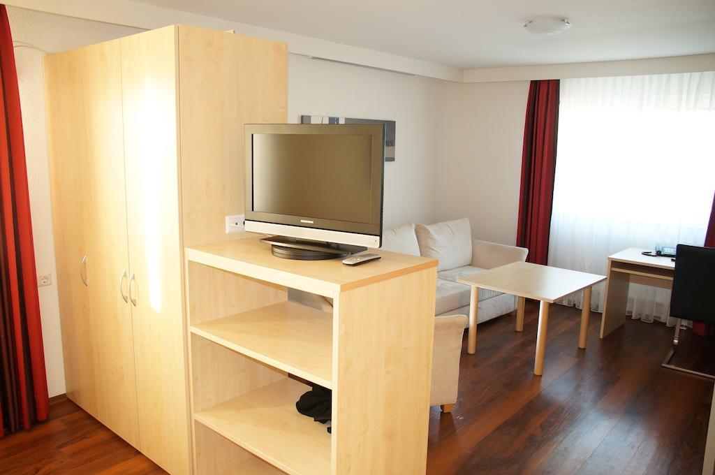 Gaestehaus Adler บีเบอราค อันแดร์ ริสส์ ภายนอก รูปภาพ