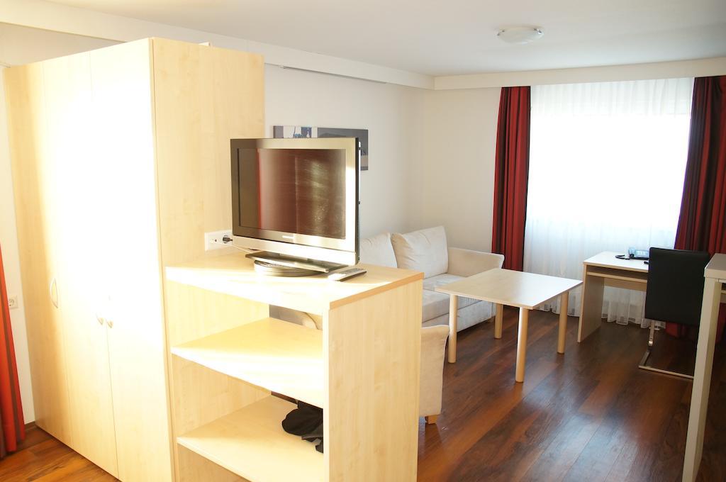 Gaestehaus Adler บีเบอราค อันแดร์ ริสส์ ภายนอก รูปภาพ